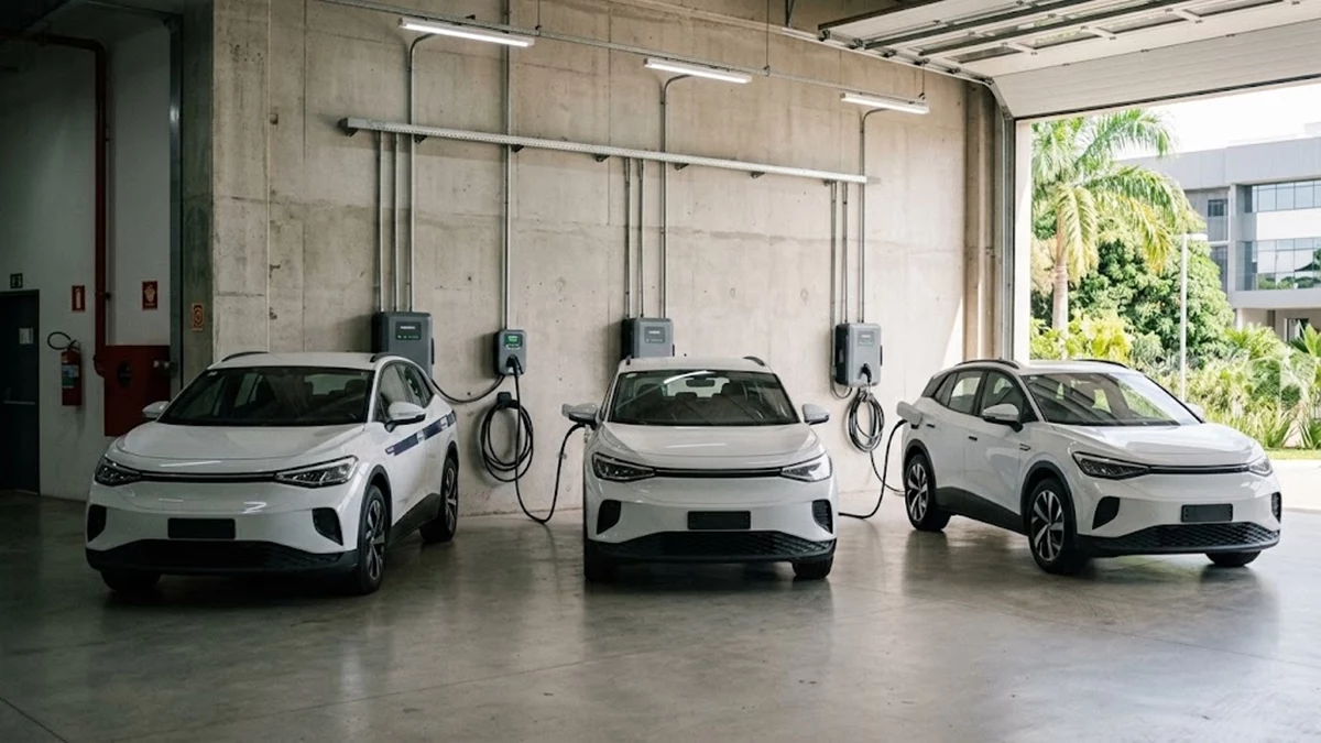 Carros elétricos na segurança pública: onde já são usados e o que muda nas operações 3 Três veículos elétricos conectados a carregadores em uma garagem institucional