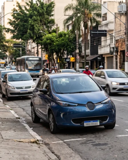 BYD Dolphin Mini é 4º entre os carros mais vendidos até 8 de outubro de 2026 1 Hatch elétrico compacto em rua urbana com outros carros ao fundo