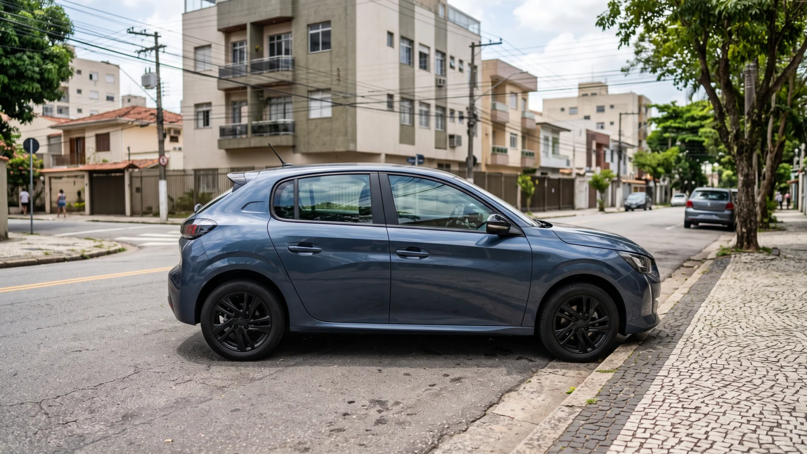 BYD Dolphin Mini é 4º entre os carros mais vendidos até 8 de outubro de 2026 2 Hatch elétrico compacto estacionado em uma rua arborizada